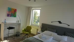 Ein Bett oder Betten in einem Zimmer der Unterkunft Hotel in Herrenhausen