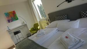 Ein Bett oder Betten in einem Zimmer der Unterkunft Hotel in Herrenhausen