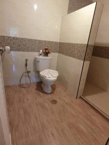 łazienka z toaletą i prysznicem w obiekcie The Krabi Forest Homestay w Aonang Beach