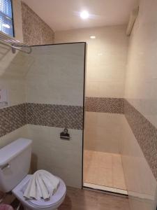 bagno con doccia e servizi igienici. di The Krabi Forest Homestay ad Aonang Beach