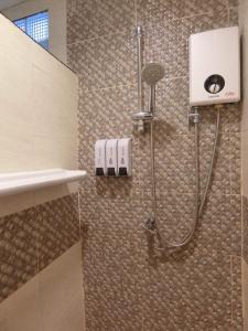 W łazience znajduje się prysznic. w obiekcie The Krabi Forest Homestay w Aonang Beach