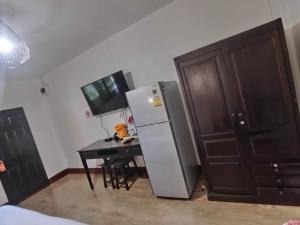 Телевизор и/или развлекательный центр в The Krabi Forest Homestay