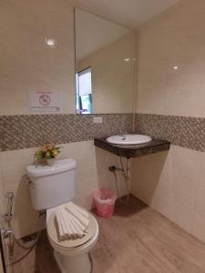 Ванная комната в The Krabi Forest Homestay