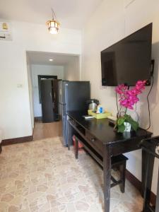 Телевизор и/или развлекательный центр в The Krabi Forest Homestay