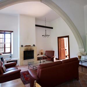 sala de estar con sofá y chimenea en Historisches Zypernhaus, en Lapithos