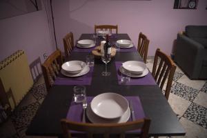 バルデロブレスにあるCasa Herreroのテーブル(皿、ワイングラス付)