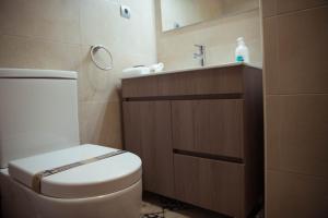 バルデロブレスにあるCasa Herreroのバスルーム(トイレ、洗面台付)