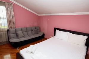 Rúm í herbergi á Hotel Isaka