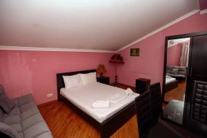 Rúm í herbergi á Hotel Isaka