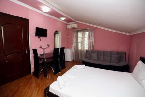 Rúm í herbergi á Hotel Isaka