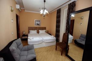 Rúm í herbergi á Hotel Isaka