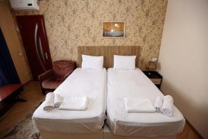 Rúm í herbergi á Hotel Isaka