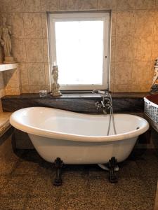 uma banheira branca na casa de banho com uma janela em Chalupa u vleku Horní Podluží em Horní Podluží