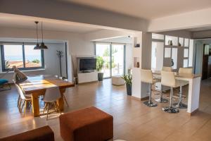 sala de estar con mesa y comedor en Villa Infinite Blu, en Pafos