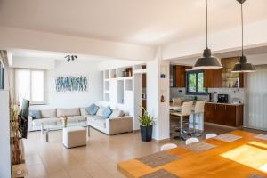 sala de estar con sofá y mesa en Villa Infinite Blu, en Pafos