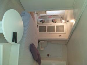 スロンジェにあるChambres d'Hôtes Selon Morpheeのバスルーム付きの小さな客室で、オーバーヘッドビュー