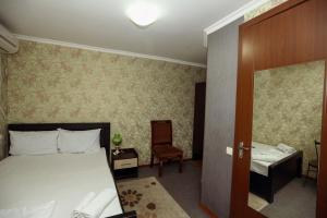 Rúm í herbergi á Hotel Isaka
