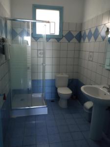 e bagno con servizi igienici, doccia e lavandino. di Residence Gerani ad Ágios Nikólaos