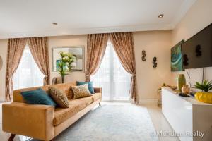 sala de estar con sofá y 2 ventanas en Luxury Apartment, Near V&A Waterfront and CPT Stadium, en Ciudad del Cabo