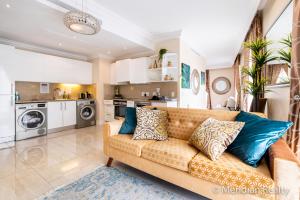 sala de estar con sofá y cocina en Luxury Apartment, Near V&A Waterfront and CPT Stadium, en Ciudad del Cabo