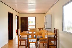 Un lugar para sentarse en Casa com varanda