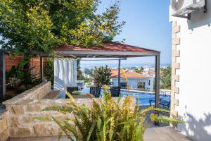 Uma varanda ou terraço em Julipapas Gardens