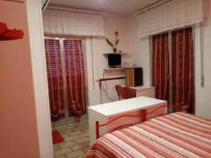 1 dormitorio con cama y escritorio. en Dallapia, en Santa Maria del Piano