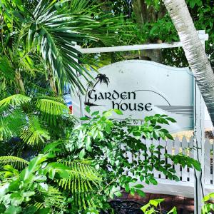 un cartello per una casa con alberi di The Garden House a Key West