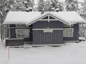 ein Haus mit Schnee darauf in der Unterkunft Ojuspirtti 26B Levi in Levi