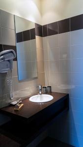 A bathroom at Logis Hôtellerie Les Brisants , Restaurant J M Perochon