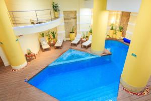 una grande piscina in una stanza con sedie di Hotel De La Opera a Bogotá