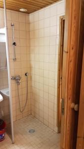 uma casa de banho com um chuveiro e um lavatório. em Ojuspirtti 26B Levi em Levi