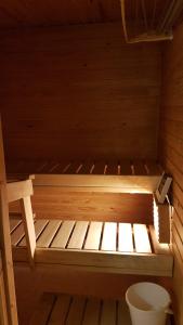 een binnenkant van een sauna met een bed erin bij Ojuspirtti 26B Levi in Levi