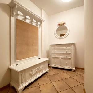 モルヴェーノにあるAppartamento Zeni - Dolomiti di Brentaの大きな窓とドレッサー付きのバスルームが備わります。