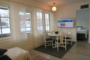 Habitación pequeña con mesa, sillas y cama en Apartments Golf, en Tahkovuori