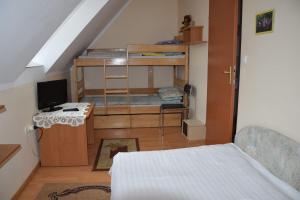 Säng eller sängar i ett rum på Agroturystyka RANCZO na Mazurach