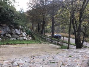 un coche aparcado al lado de una carretera en Mas Graffouil en Prats-de-Mollo-la-Preste