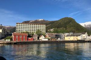 una ciudad junto a un cuerpo de agua con montañas en Balestrand Fjordapartments Holmen 19A, en Balestrand