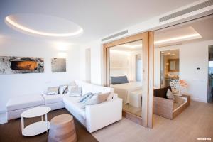 Posezení v ubytování Hotel Cala Saona & Spa + 37 fotografií