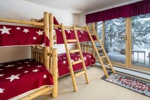 Un dormitorio con dos literas y una ventana. en Moraine 27 Townhouse near Gondola, en Steamboat Springs