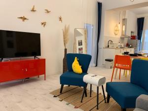 sala de estar con 2 sillas y TV en Saint Ferdinand, en Alicante