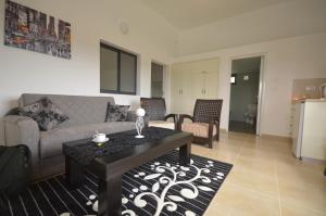 a living room with a couch and a coffee table at Zimmer Monte in Dāliyat el Karmil