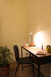 - un bureau avec une chaise et une bougie dans l'établissement "RUNFULÌA" DELUX apartment, à Palerme