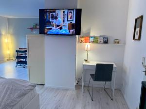 - une chambre avec un lit et un bureau avec une lampe dans l'établissement Hinterhaus Apartment No3, à Leipzig