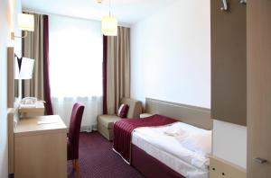 Un pat sau paturi într-o cameră la Arche Hotel Siedlce