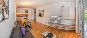 un soggiorno con divano e tavolo di Apartments Ella a Innsbruck