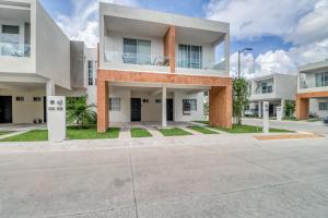 een lege parkeerplaats voor een gebouw bij Selvanova Coto 4B, Villa Flamingos 437F in Playa del Carmen