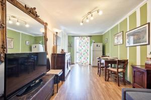 een woonkamer met een televisie en een eetkamer bij Central Apartment in Turijn