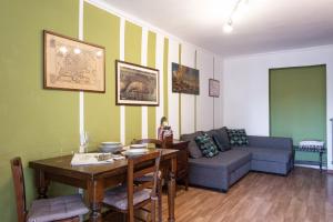 een woonkamer met een bank en een tafel bij Central Apartment in Turijn