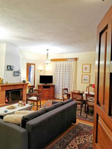 - un salon avec un canapé et une table dans l'établissement Villa Ευορέων, à Pertouli